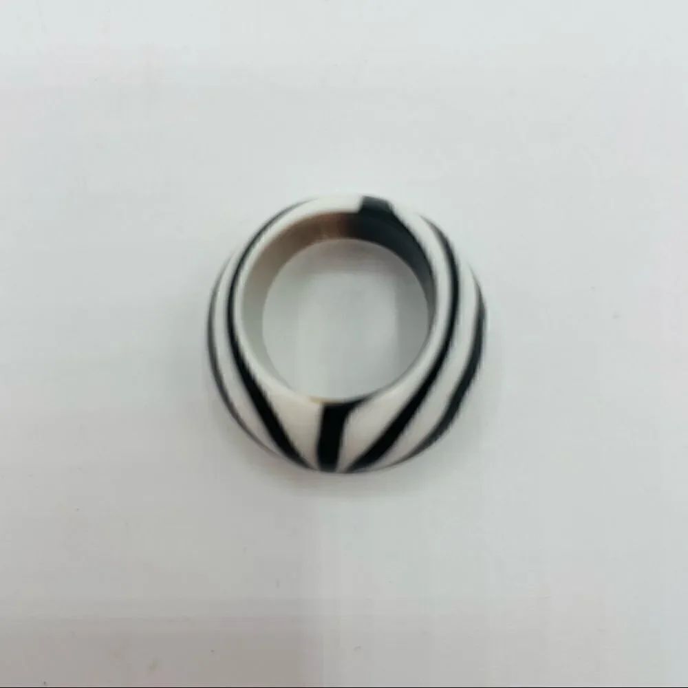 Vintage Plastic Mod Striped Ring - Picture 3 of 3